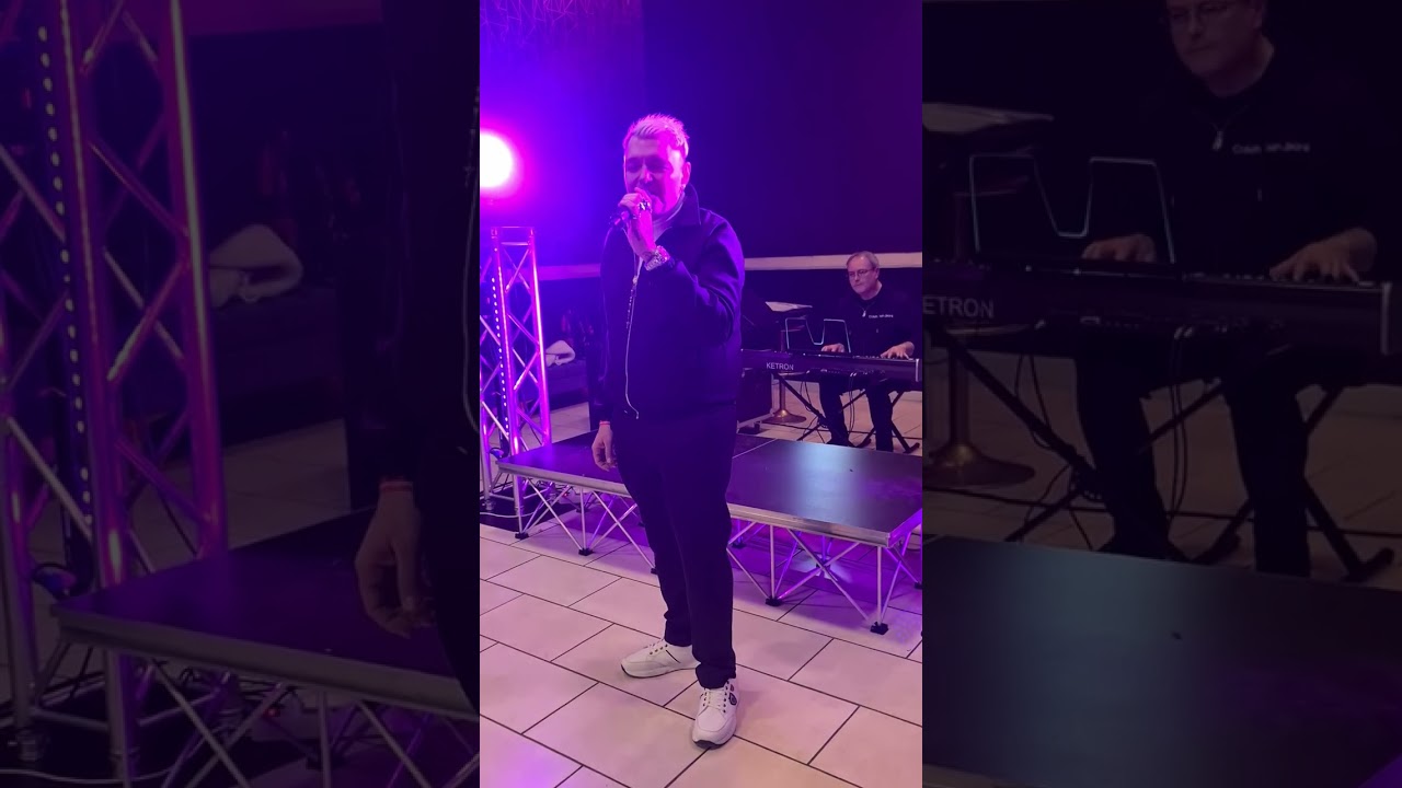  Alex Fiorello canta Tu si na cosa Grande accompagnato alla tastiera con il Maestro Tuccio Calogero 