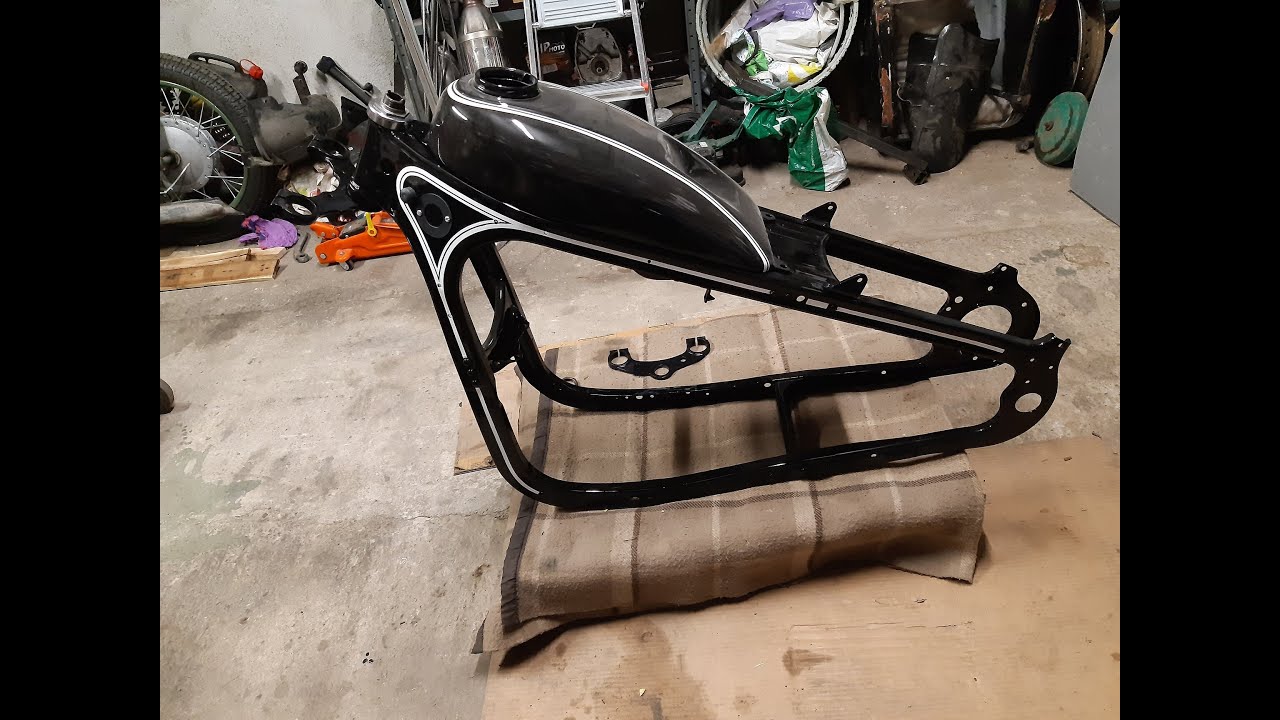 BMW R35 (1938) - Part 46 Pinstriped frame and work on the rear fender