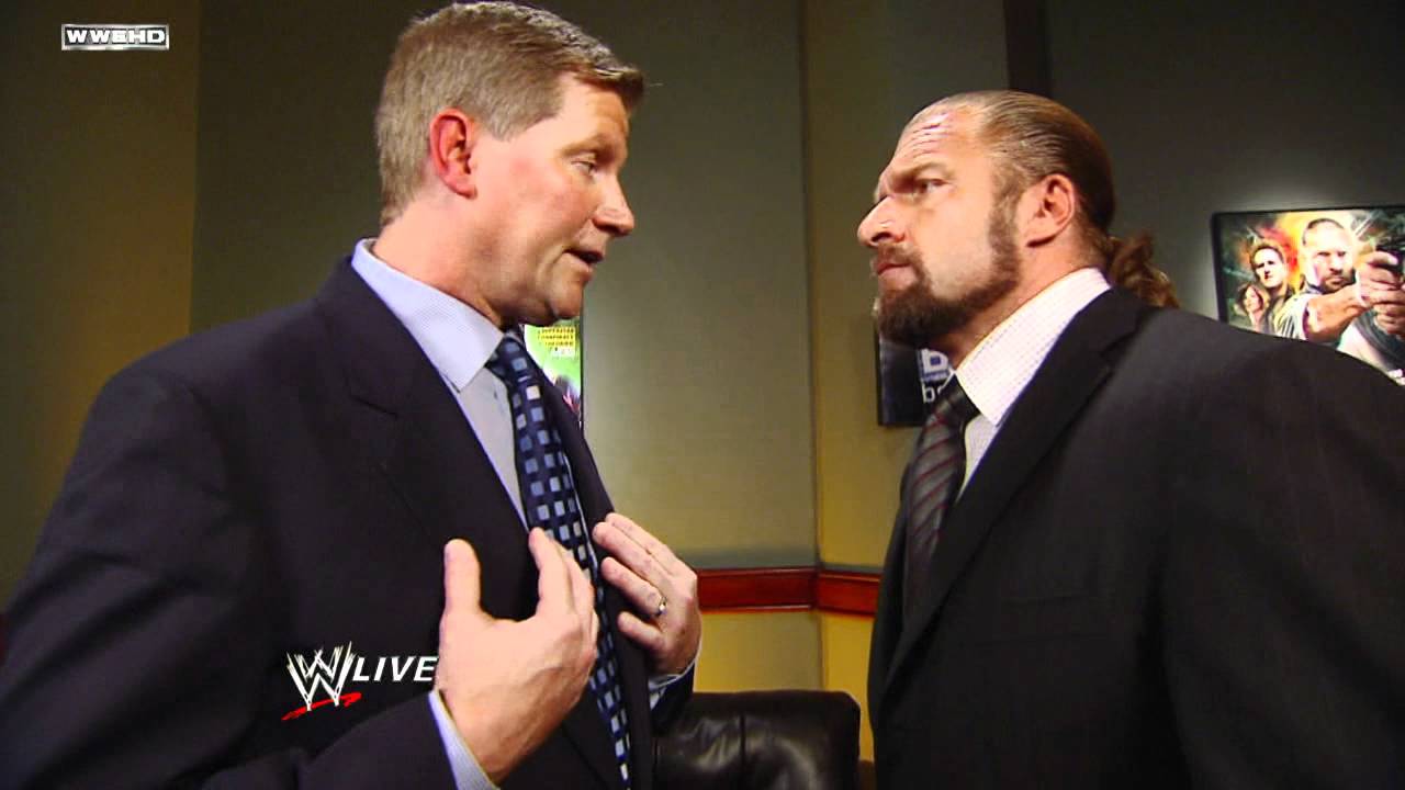Raw &mdash; Исполнительный вице-президент WWE Джон Лауринайтис призывает Triple H выслушать жалобы команды