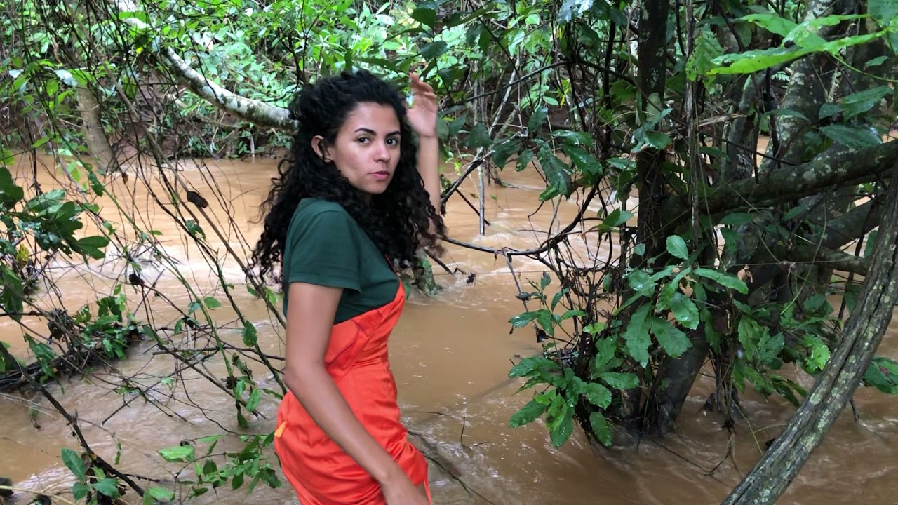 Atravessando o rio cheio para ir na casa da vó