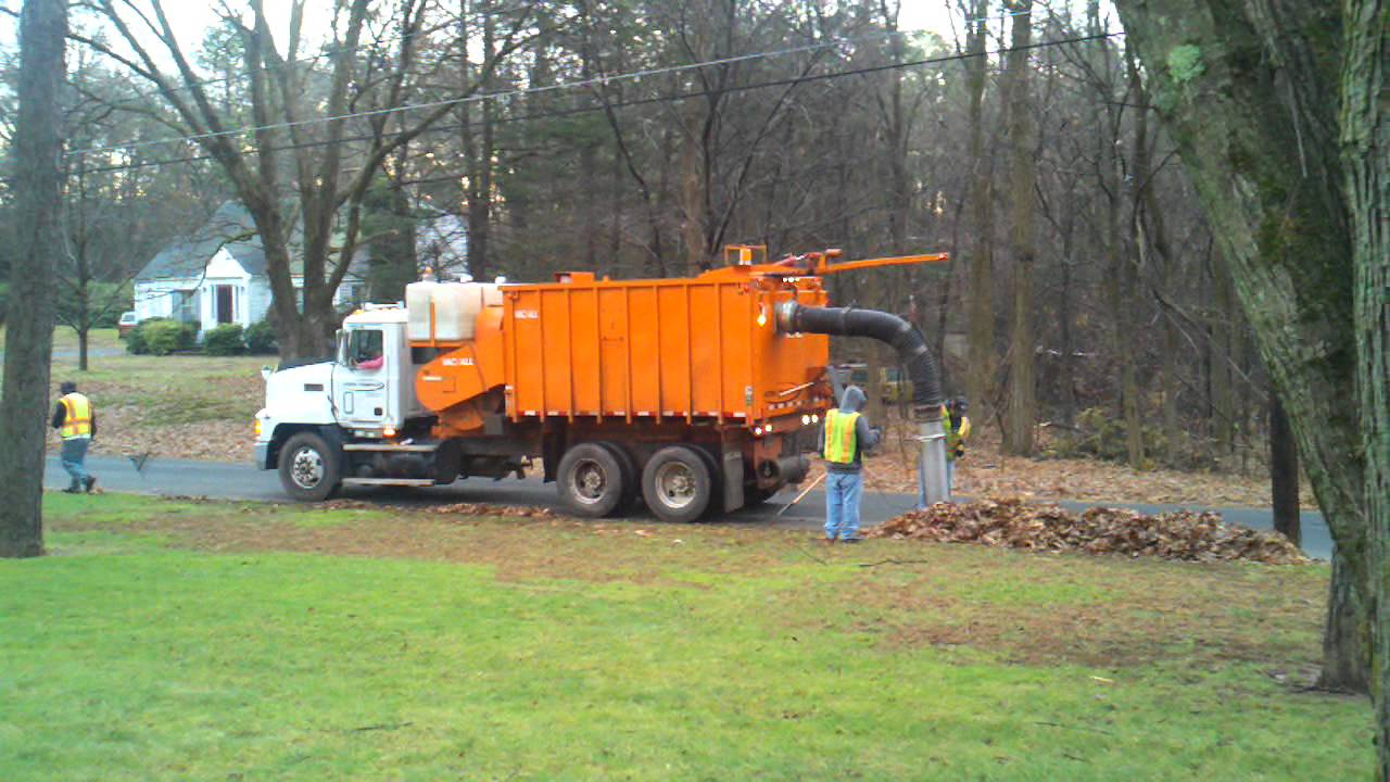 Connecticut Fall Leaf Vacuum Truck Pickup