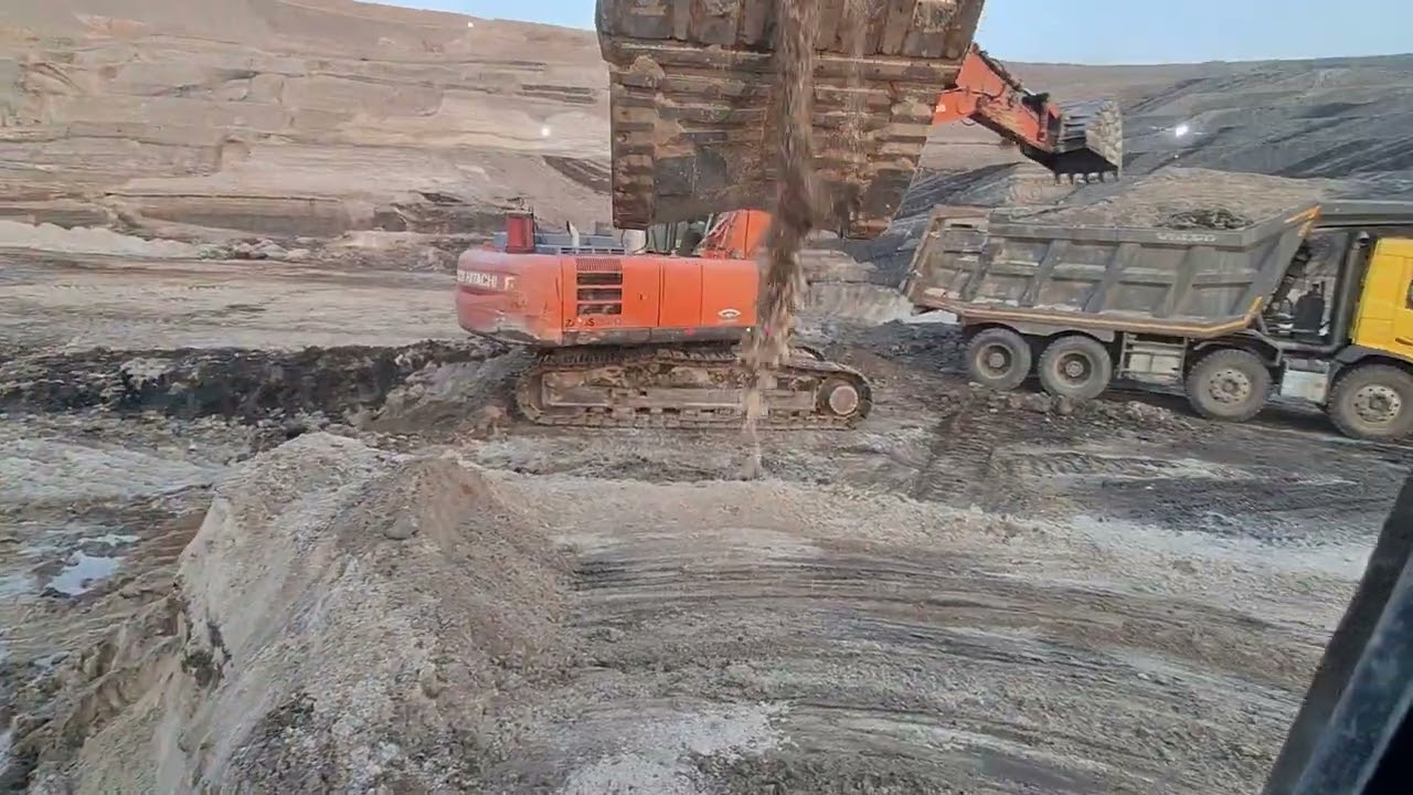 दो excavator machine मशीन एक साथ लोडिंग करते हुए