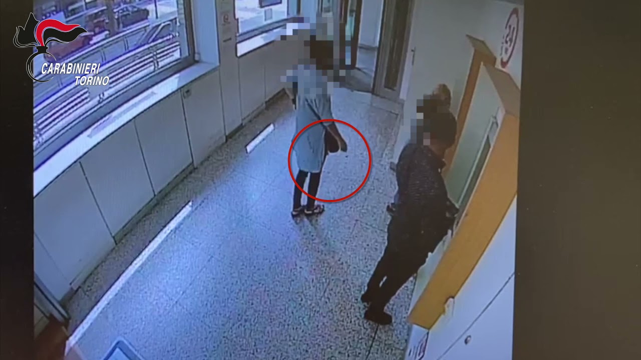 Furto di bancomat a 12 anziani a Torino, arrestati i responsabili