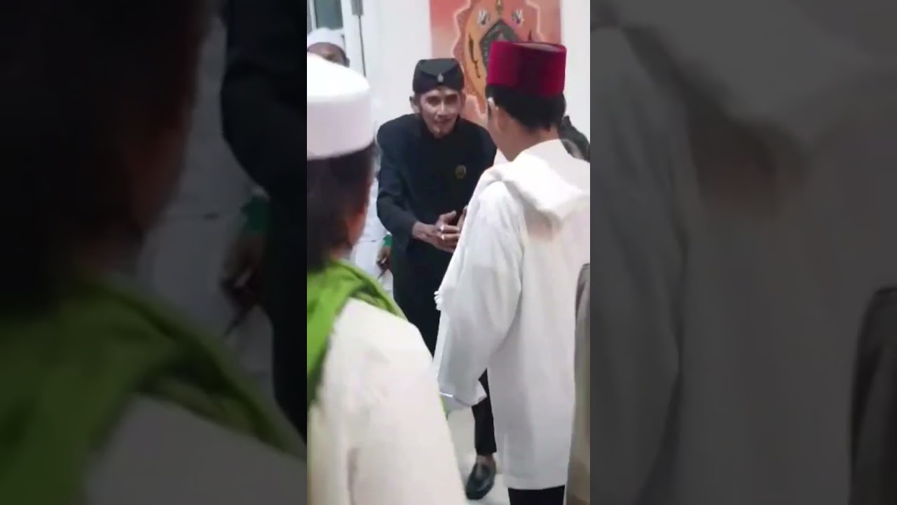 Kedatangan UAS ke gedung Negara Sumedang di sambut oleh Raja Sumedang Larang KH . Raden Dede Haidar
