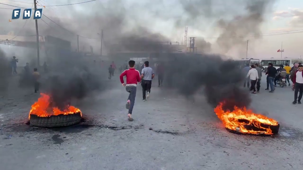 دخول المتظاهرين إلى معبر باب السلامة الحدودي شمالي مدينة أعزاز للمطالبة بعدم دخول هيئة تحرير الشام
