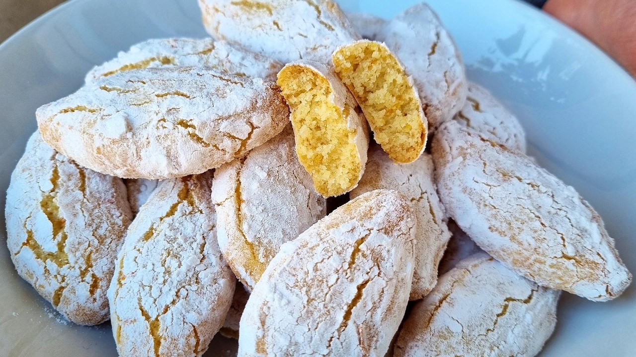 These Italian almond cookies are amazing (Ricciarelli)! They melt in your mouth