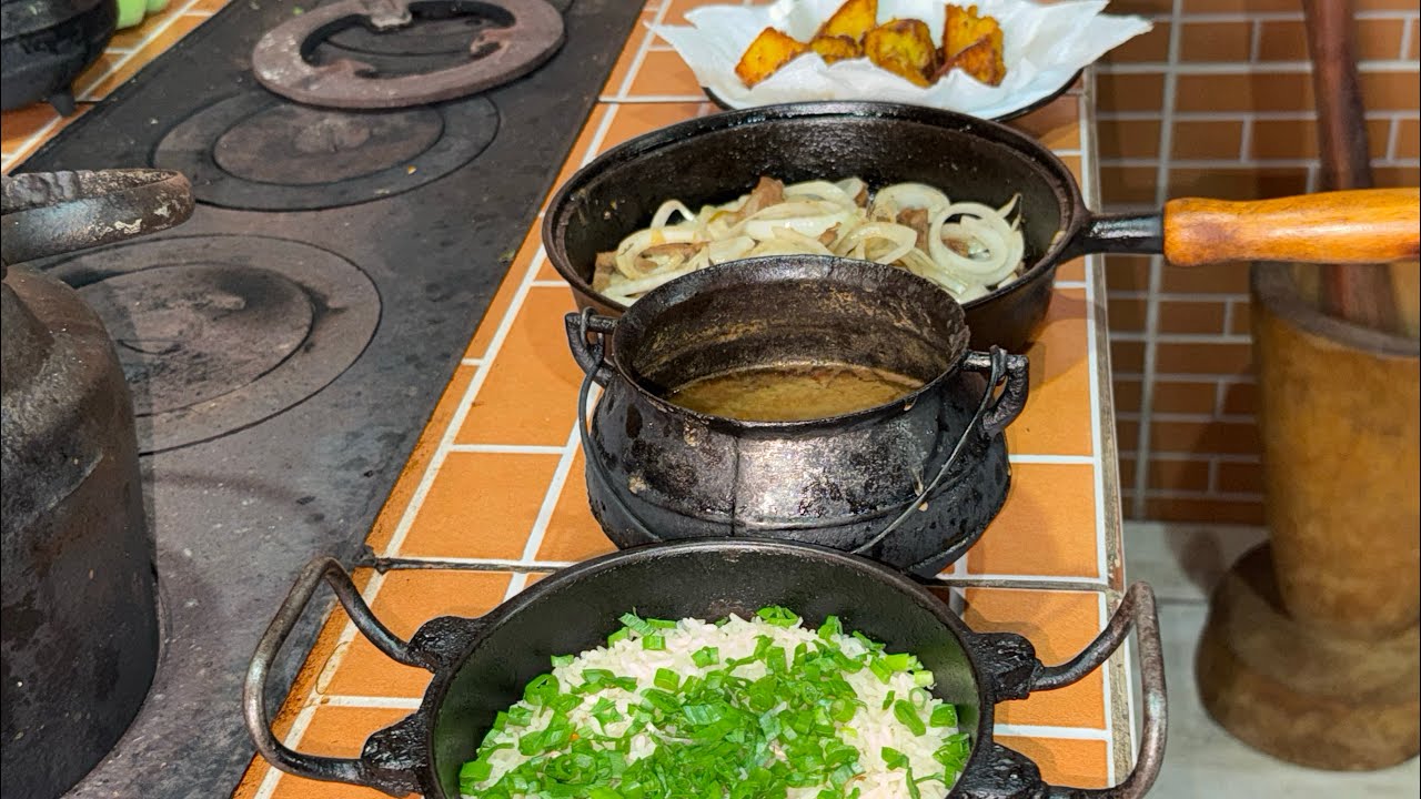 ALMOÇO COM ISCAS DE CARNE ACEBOLADA E ATÉ PAMONHA FRITA 