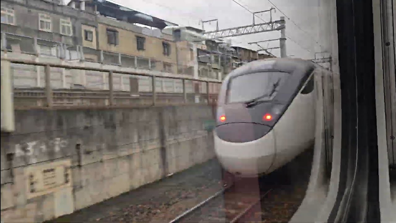 193次七堵開往彰化的西部超優質直達EMU3000型EMU3032皮蛋豆腐騰雲號綠色帶新城際自強號列車，和4123次蘇澳發車開往樹林的EMU800型EMU892+EMU891車王編組二代微笑號區間車