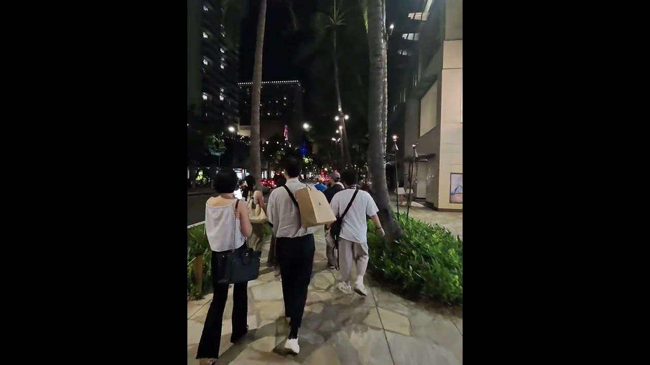 Night City Walk in Waikiki