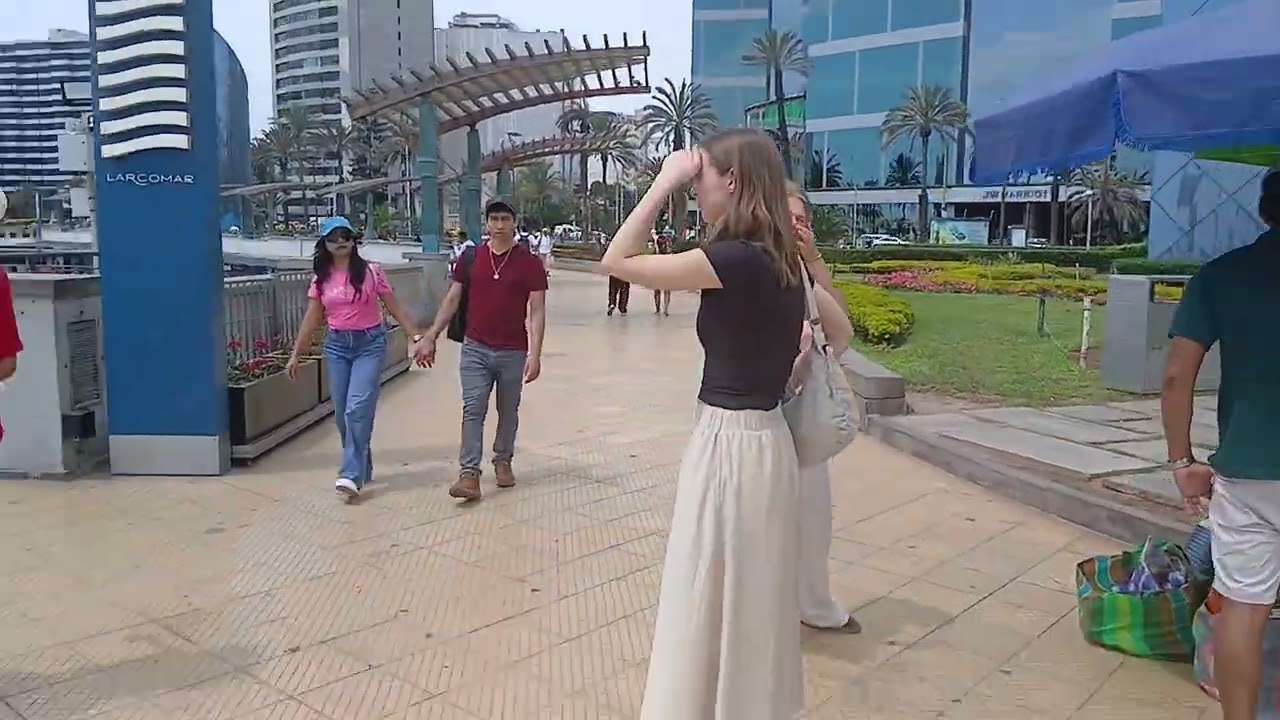 Nueva  Cultura.   Distrito  Turistico   Miraflores  Centro  Comercial  Larco  Mar