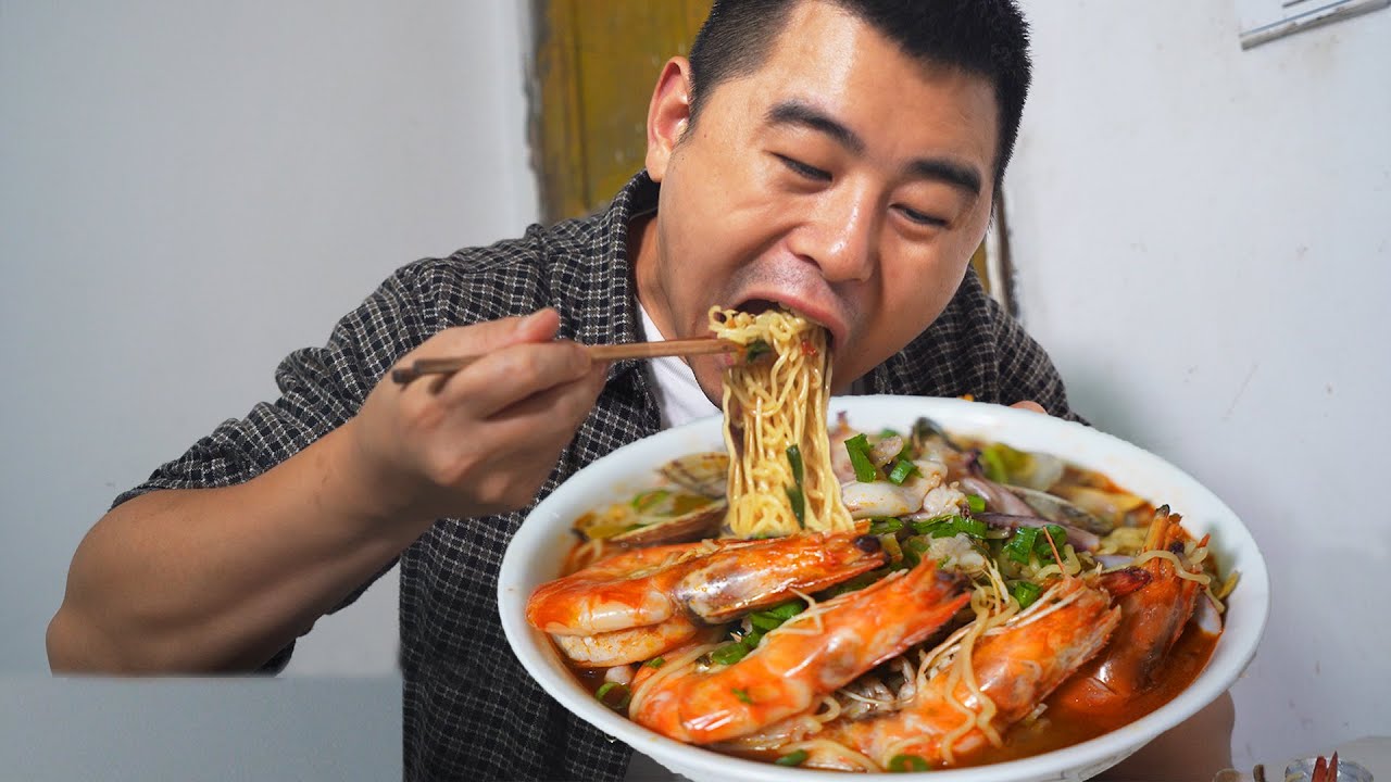 Ужин супер лапша быстрого приготовления из морепродуктов, кальмары, моллюски и креветки, круто!