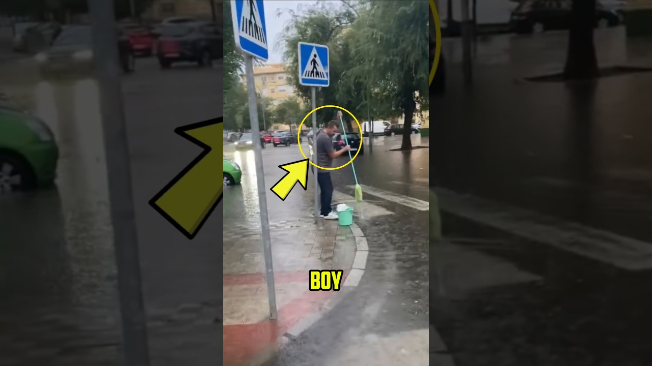 Он пытался вымыть затопленную улицу во время ливня 🌧️ #шорты