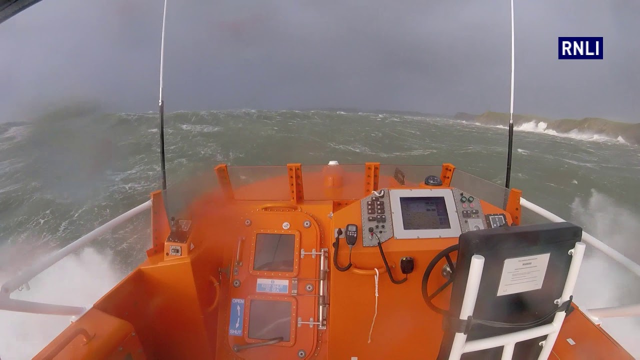 Tenby Lifeboat launched following a report of a person washed off rocks near Skrinkle