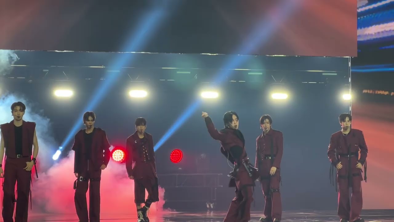 Mnet MAMA US 11/22/24 Riize opener performs NCT 127 Kick It (Fancam)