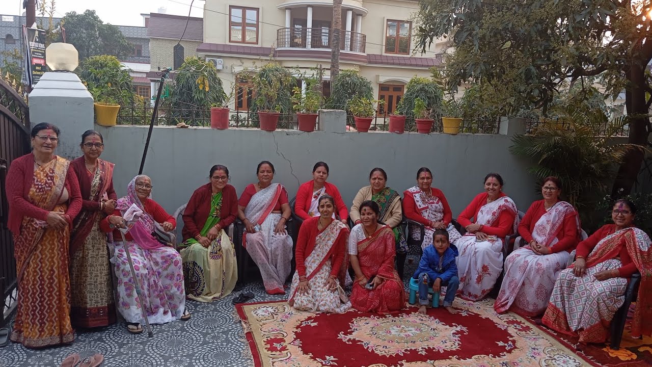 महिलाओं की होली सबके साथ मिलकर गाया रंगों वाला गीत। 