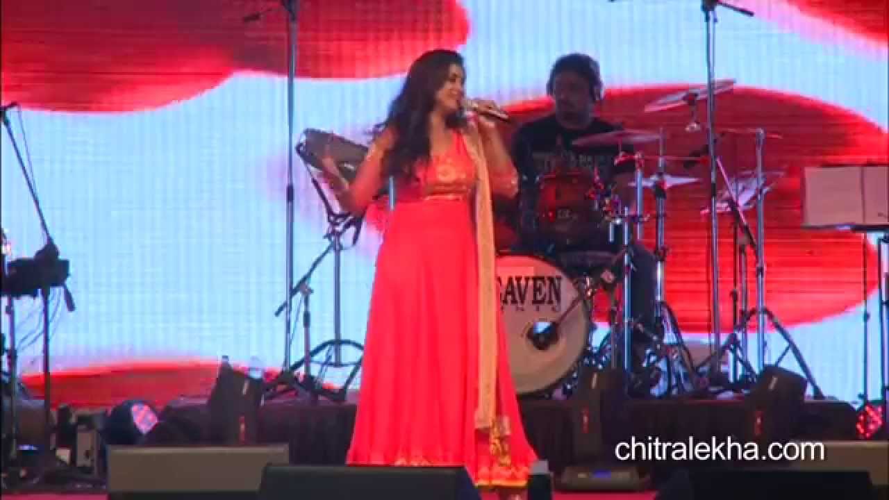 Shreya Ghoshal performs live for Chitralekha at Rajkot on October 19, 2014 - Part 1