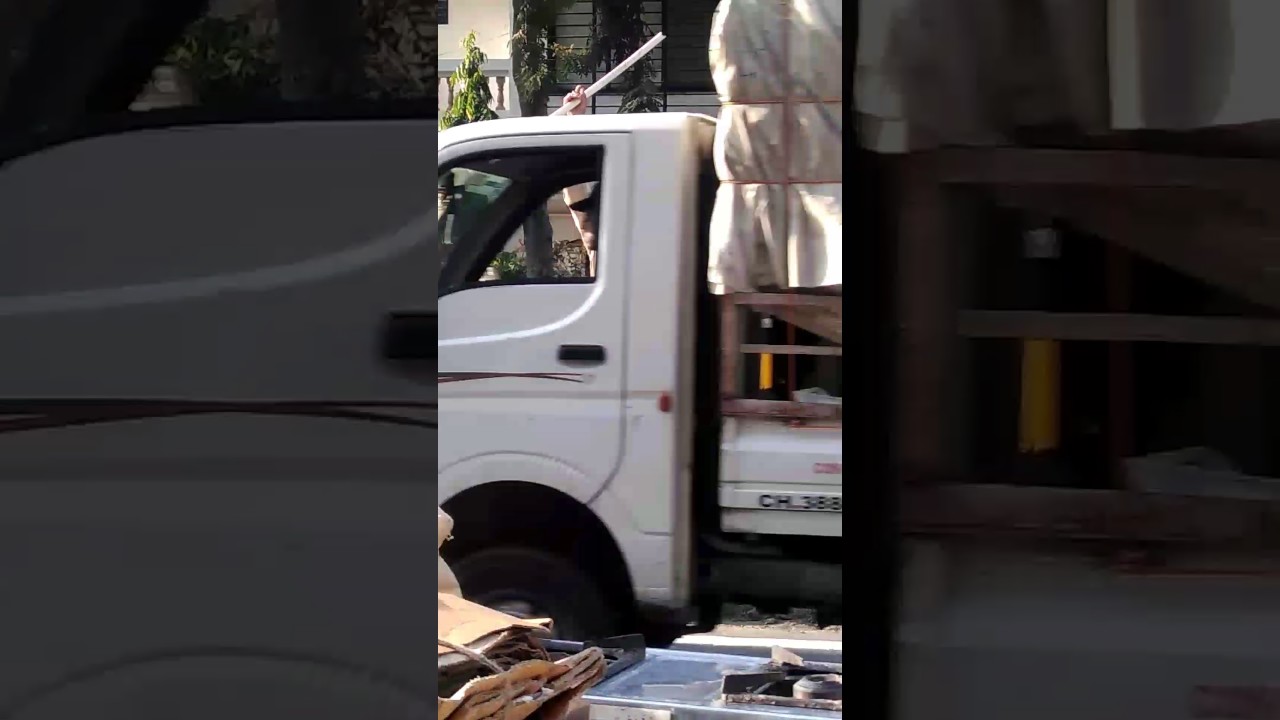 Serelite no prabhat Desai singing a song