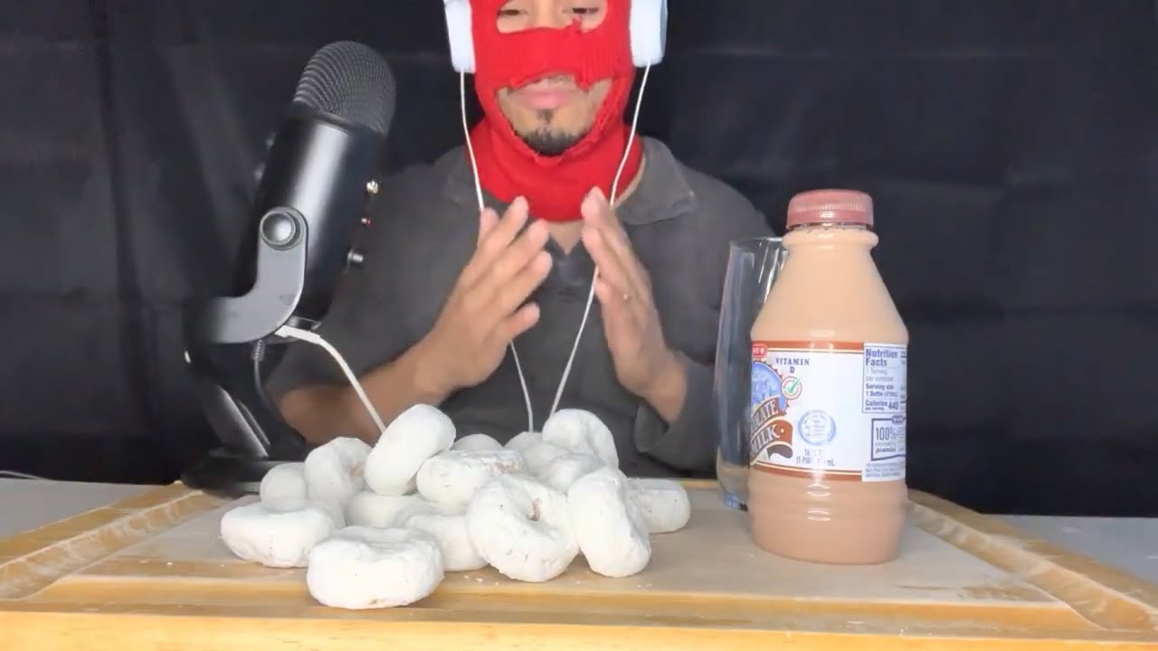 #ASMR EATING WHITE POWDER DONUTS 🍩 WITH CHOCOLATE 🍫 MILK 🥛 #ASMR