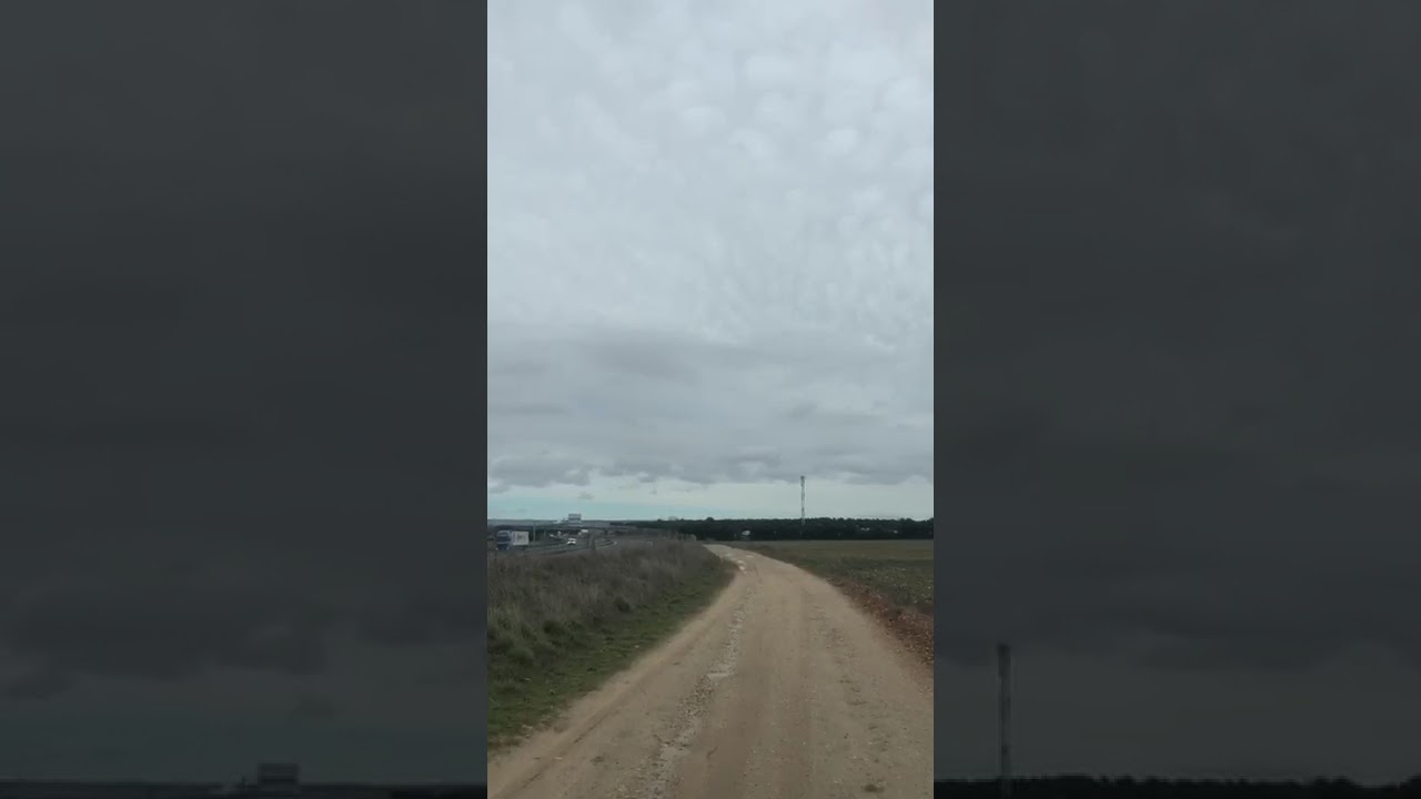 Nuestros compañeros miran el paso para entrar con el camión... trabajo en equipo 
