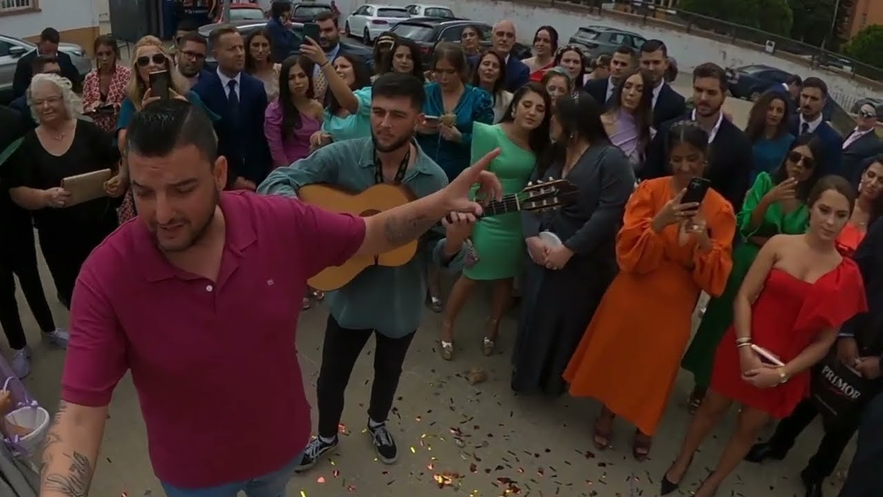 Toni Piojo le canta a Candela y Miguel Angel a la Salida de su Boda