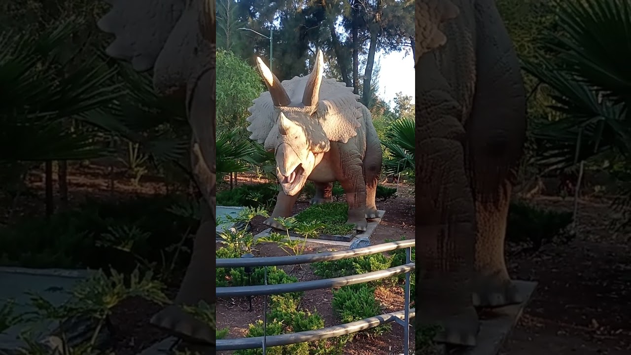 El viejon visitando el mundo de los dinosaurios en la selva monumental 