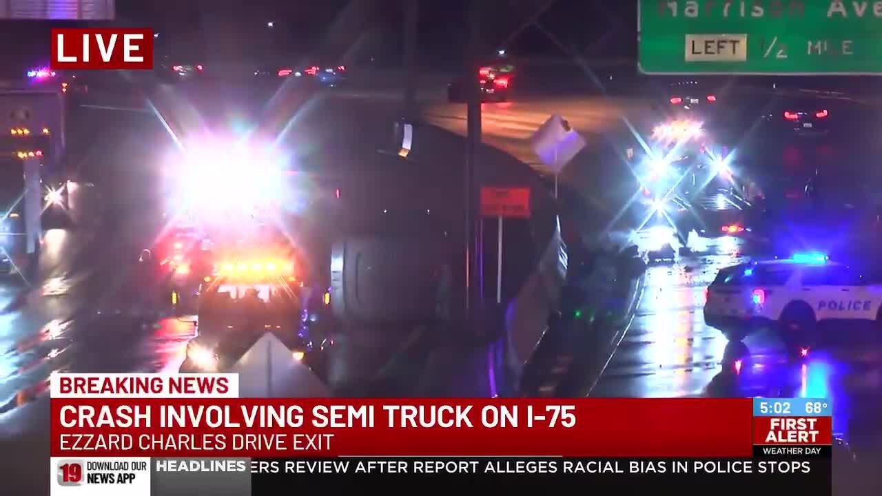 Авария с перевернувшимся грузовиком затруднила движение на трассе I-75 в пятницу утром.