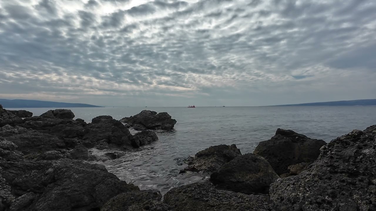 4K Moody Ocean Relaxation: Dramatic Grey Skies & Calm Coastal Waves | 2 hours Natural Loop