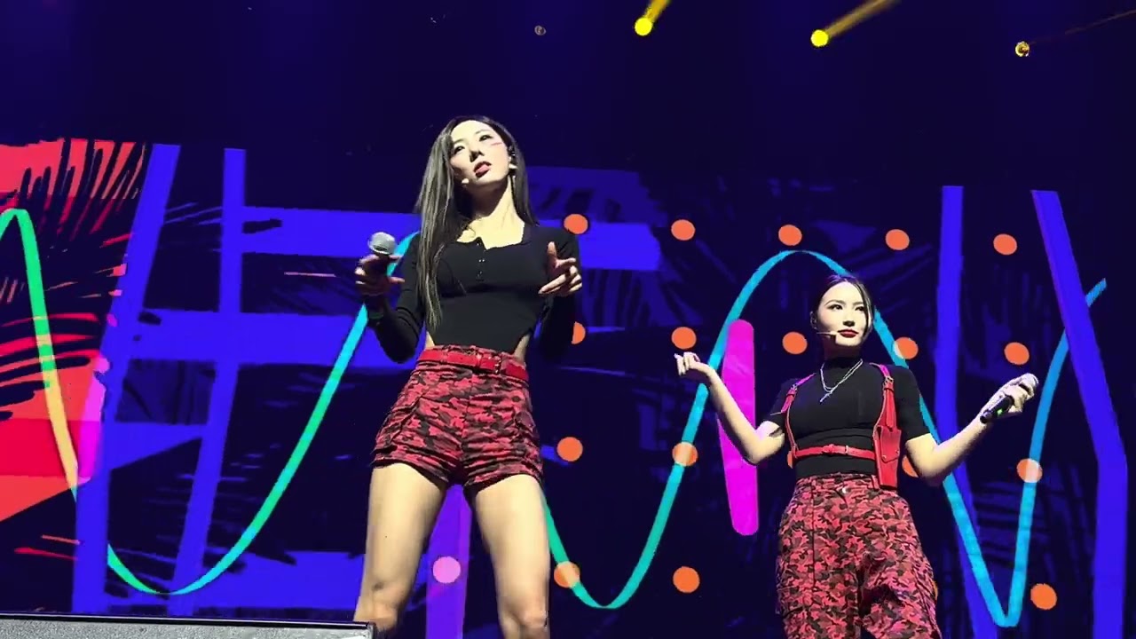 221117 Dreamcatcher (드림캐쳐) - Locked Inside a Door - Dreamcatcher in Tilburg (4k)