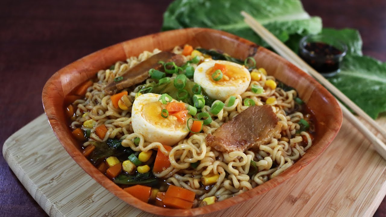 Cómo hacer ramen con fideos instantáneos 🍜 ¡Muy sencillo y sabroso! 🤤🍖🌽