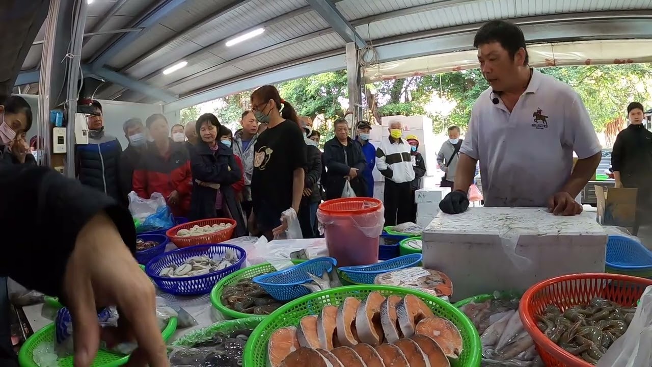 帥老爸說誰在吃金目鱸的 我們都嘛吃這個銀花鱸 #中彰海王子 #彰化八卦山棒球場 #海鮮叫賣 #海鮮拍賣