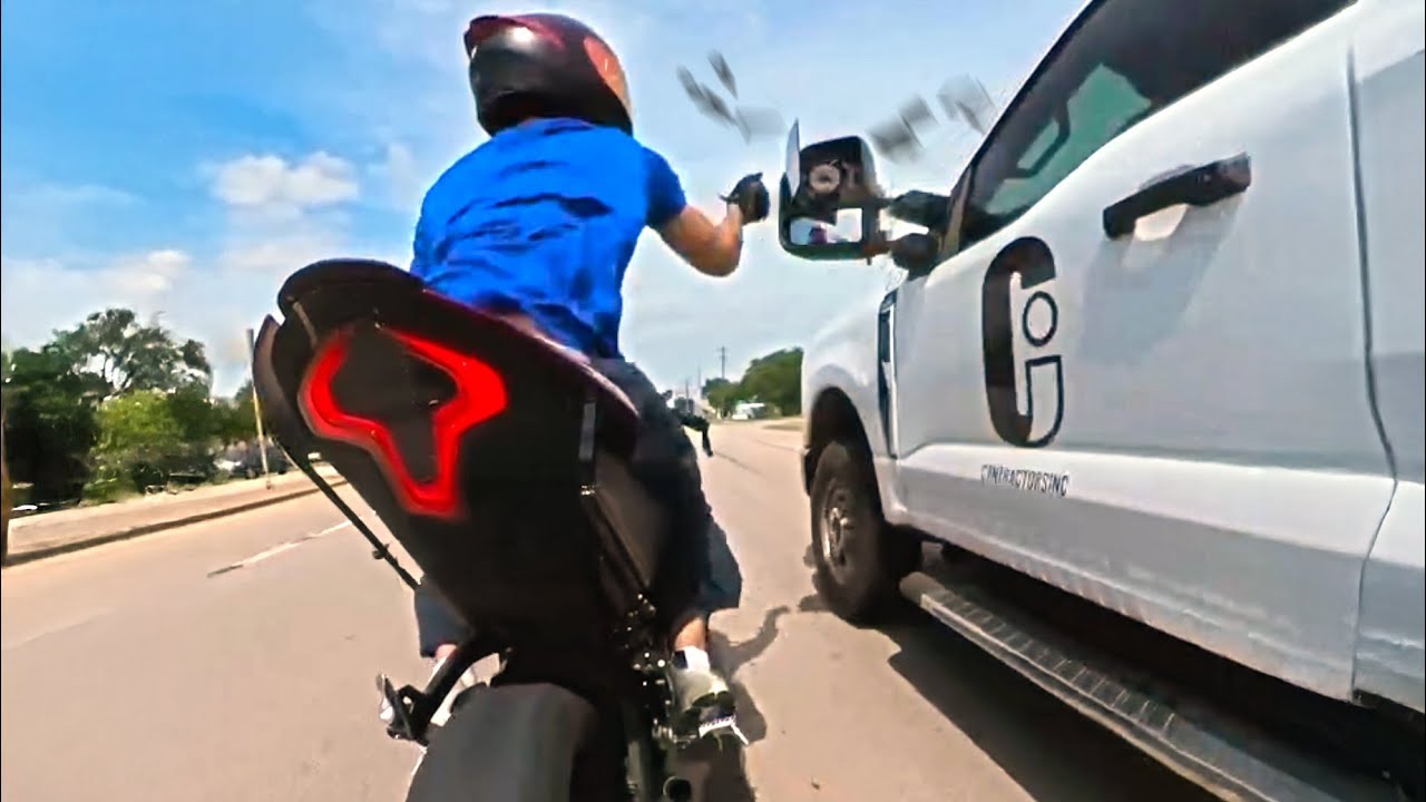 MOTOCYKLIŚCI ROZBIJAJĄ LUSTERKA - Najbardziej Szalone Chwile Na Motocyklu, Jakie Zobaczysz
