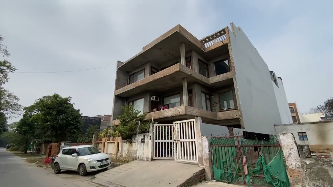 300 mtr kothi park facing sector Eta 1 Greater Noida…..
