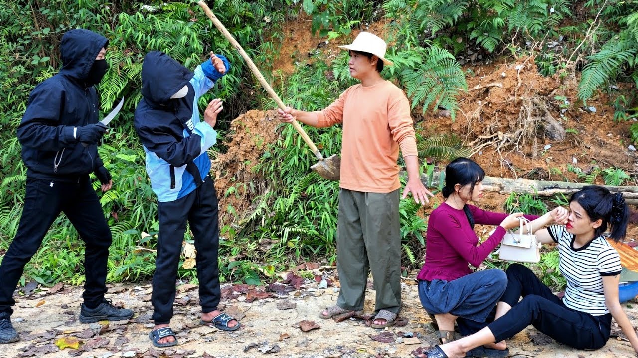 A single mom risks her life to help a young woman escape a robber on a deserted road.