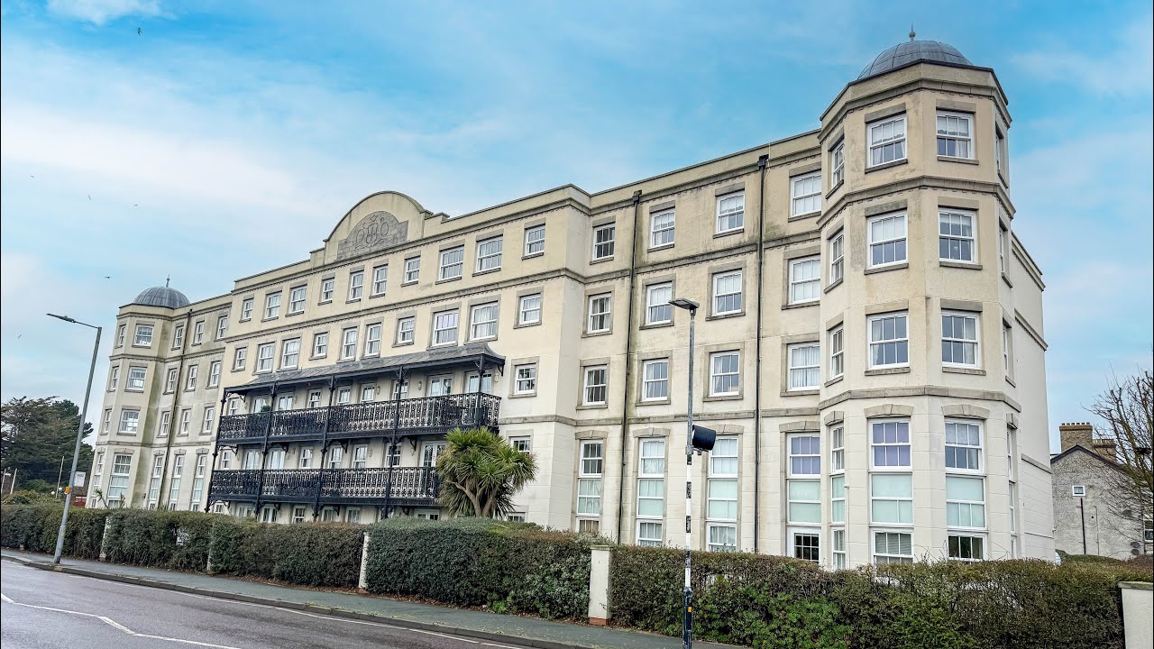 RETIREMENT SEAFRONT APARTMENT WITH PRIVATE BALCONY AFFORDING PANORAMIC SEA VIEWS
