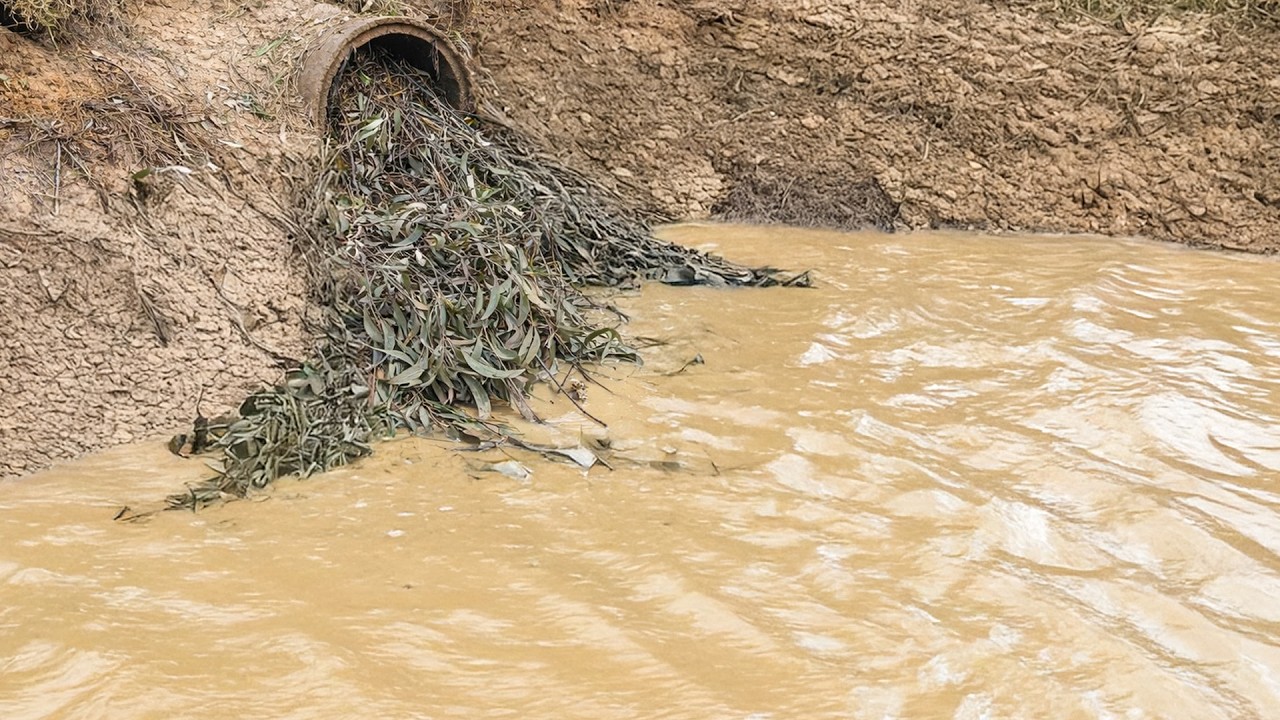 Clearing a Giant Culvert Blocked by Mud and Debris!