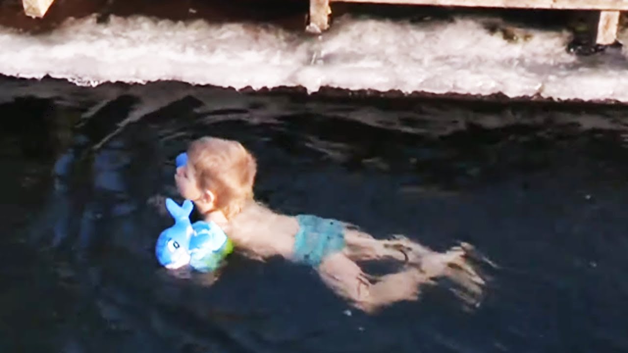 Russie : un enfant se baigne dans l'eau à 1°C - ZAPPING NOMADE