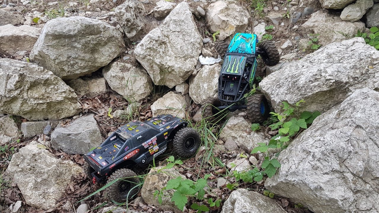 Axial Capra Rtr & Axial SCX 10.2 - crawling a tree & rock crawling