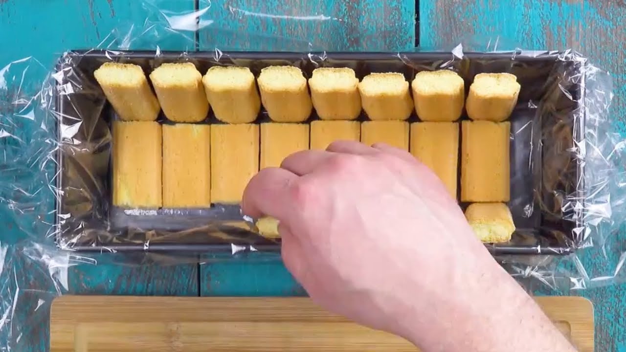 Forre a assadeira com biscoitos champanhe. Então, comece a fatiar.