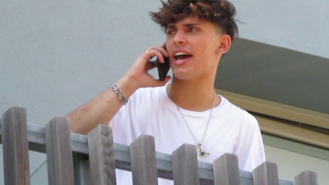 DEDDY  AL BALCONE PARLA AL TELEFONO CON SANGIOVANNI E SCHERZA - RICCIONE