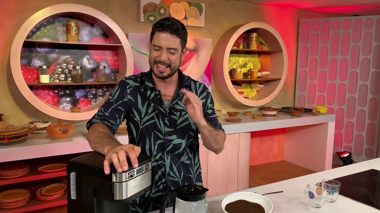 Aprende a hacer café en tu cafetera programable de fácil acceso de Hamilton Beach.