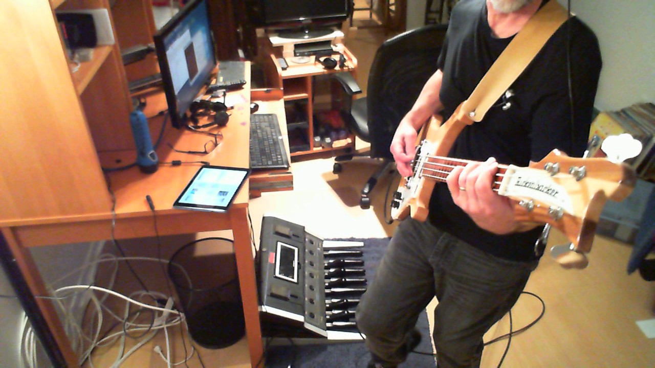 Moog Taurus 1 Bass pedals & Rickenbacker 4001V63 on a Genesis excerpt track Eleventh earl of mar