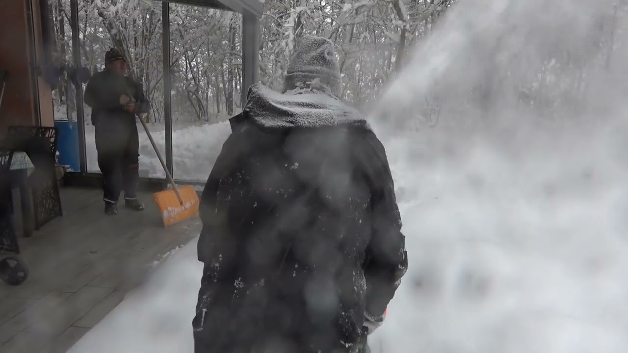 Zweistufige EGO Akku-Schneefräse SNT2400E-K2753 Kit  im Extremtest bei 50 cm Neuschnee