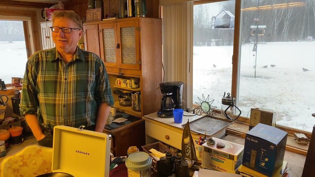 Happy Wednesday from the Cozy Cabin!!💙💙💙💙 Cooking and listening to some 45's Again With