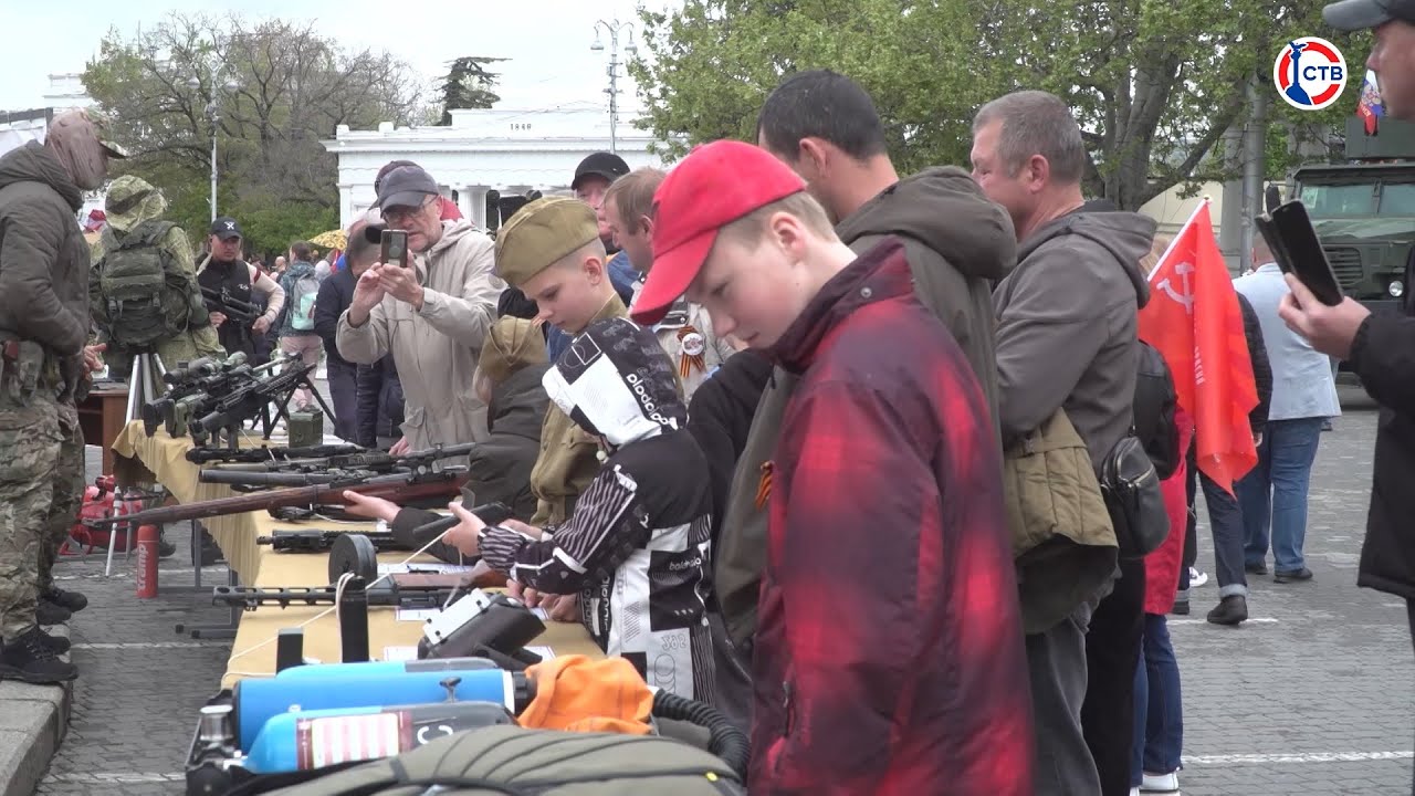 В День Победы в центре Севастополя работала полевая почта и выставка военной техники