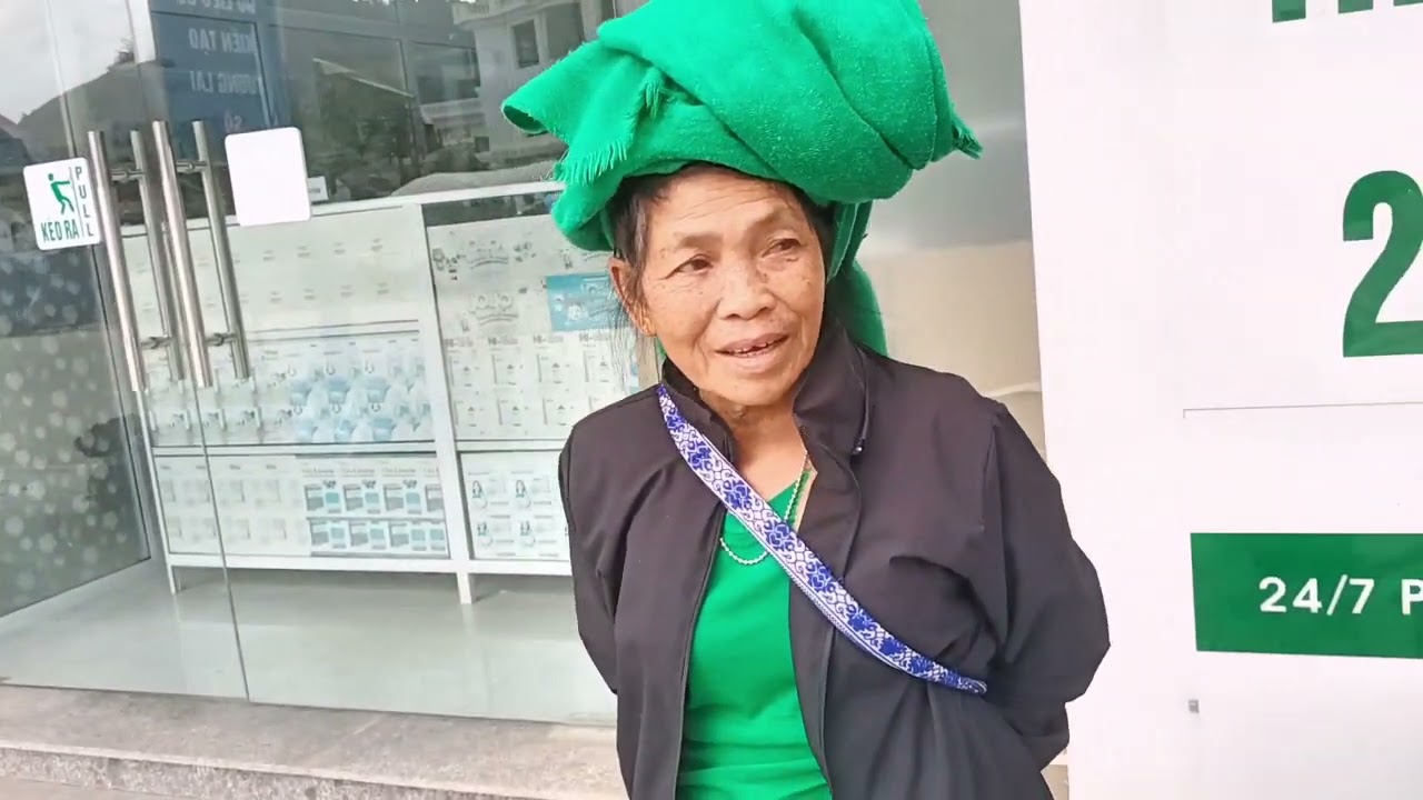 Tòng Thin đi sơ La gặp bà này đi đang thang ngoài đường trả viết bà nói chuyện gì vậy 