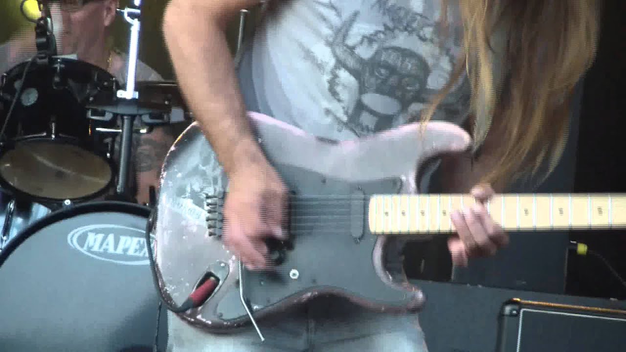 Ronny Le Tekrø show his magic on the guitar
