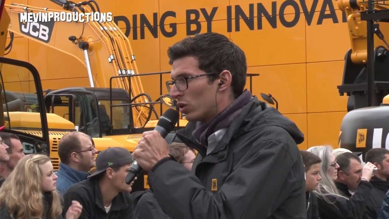 Bauma 2013 - JCB Dancing Diggers