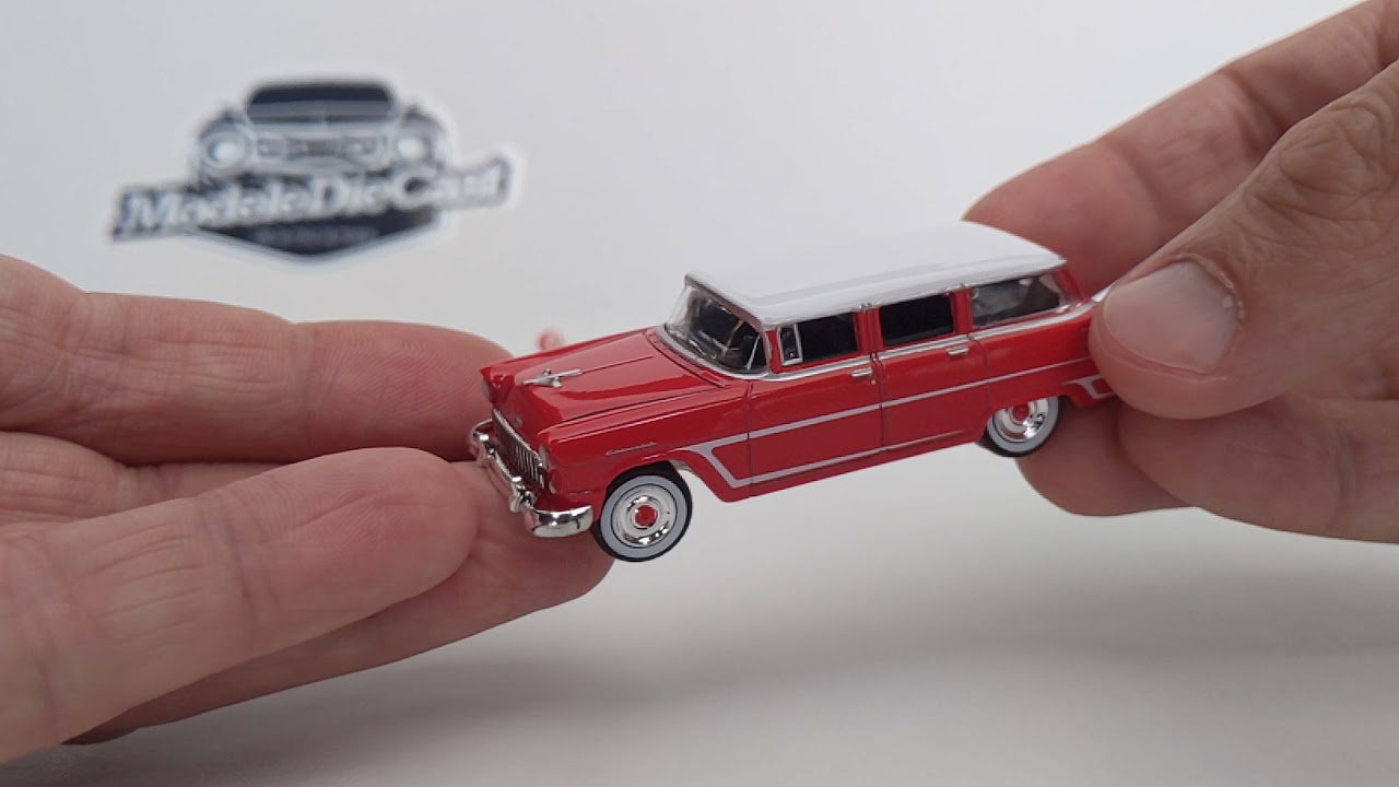 Prezentare Chevrolet Two-TownTownsman with Vintage Gas Pump 1955 1:64 Greenlight