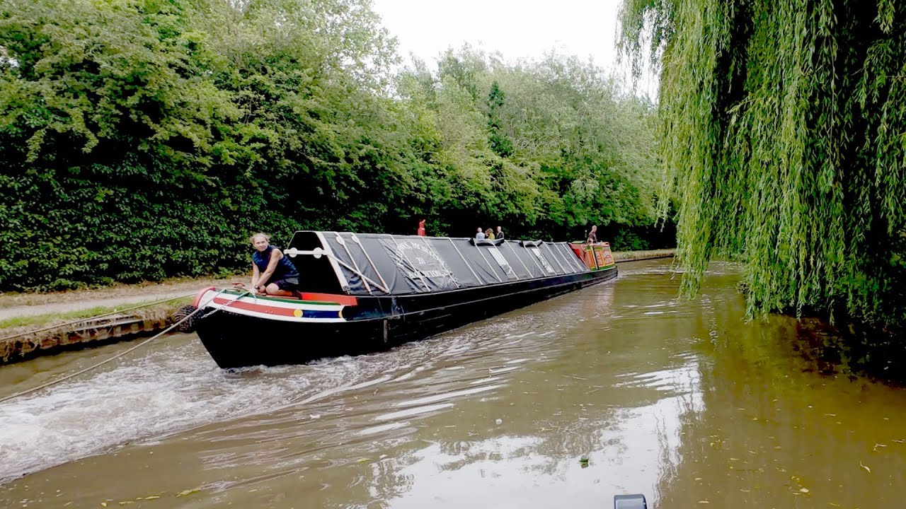 383A. Severe drought makes for hard going on the Coventry canal.
