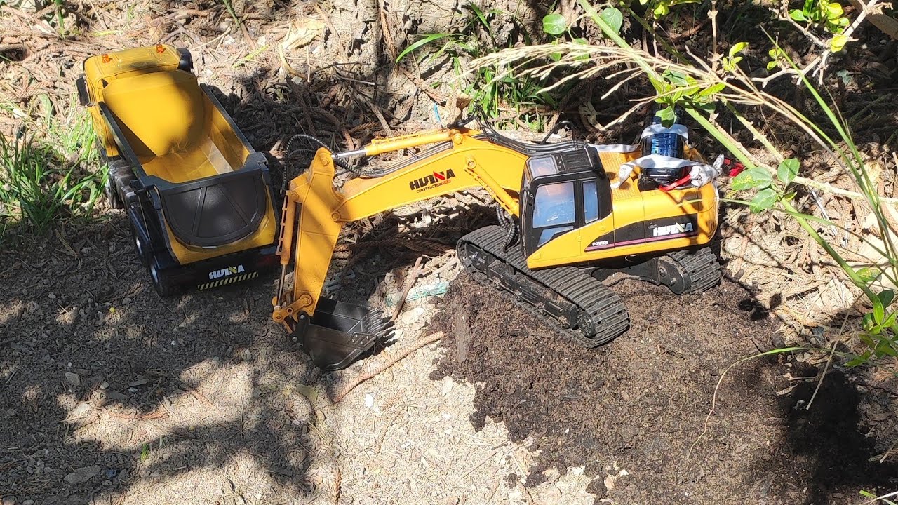 RC dirt mayhem, excavator vs dump truck, outside